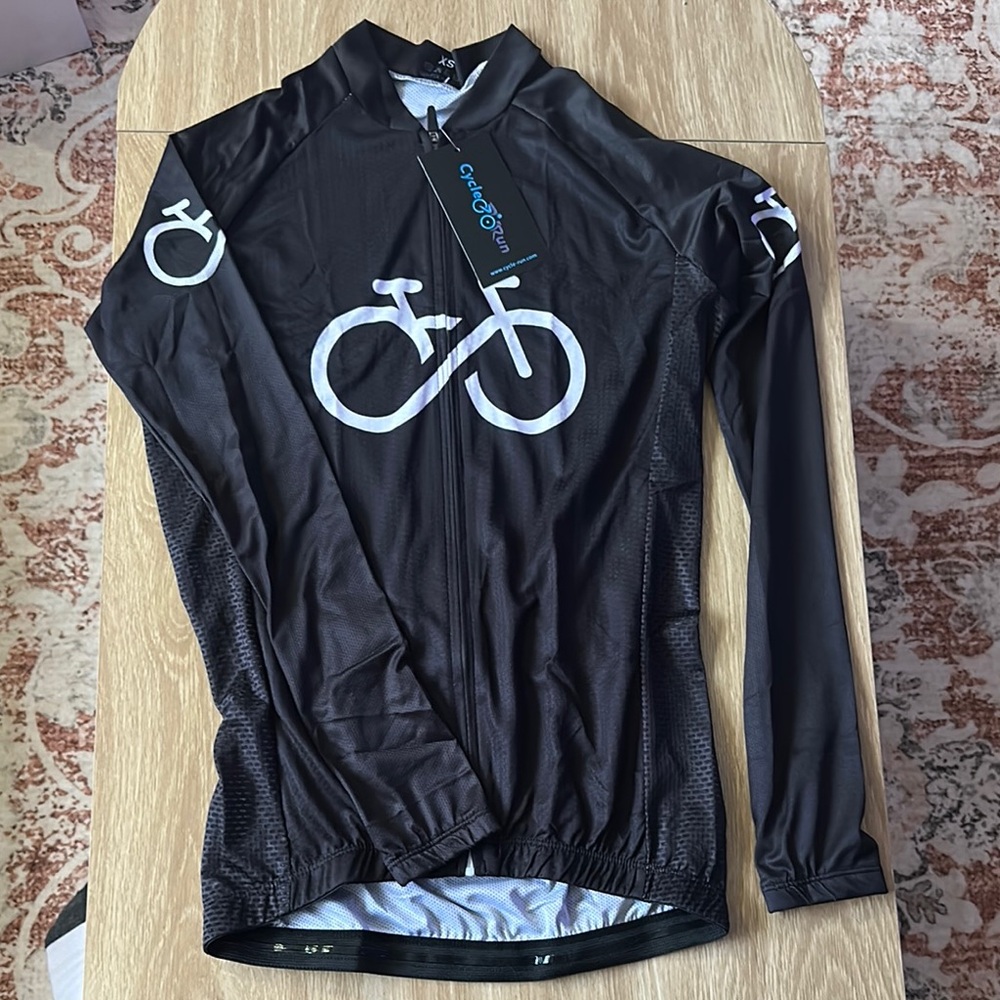 Black Cycling Jacket with Infinity Graphic and Full-Length Zipper      Cycle Run